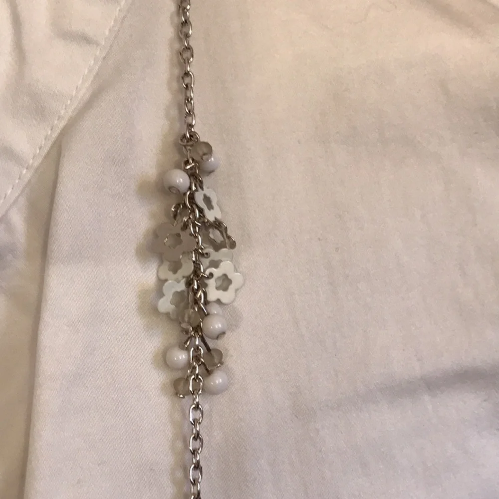 Silver-tone white flower and bead design necklace. Very cute! - Picture 6 of 8
